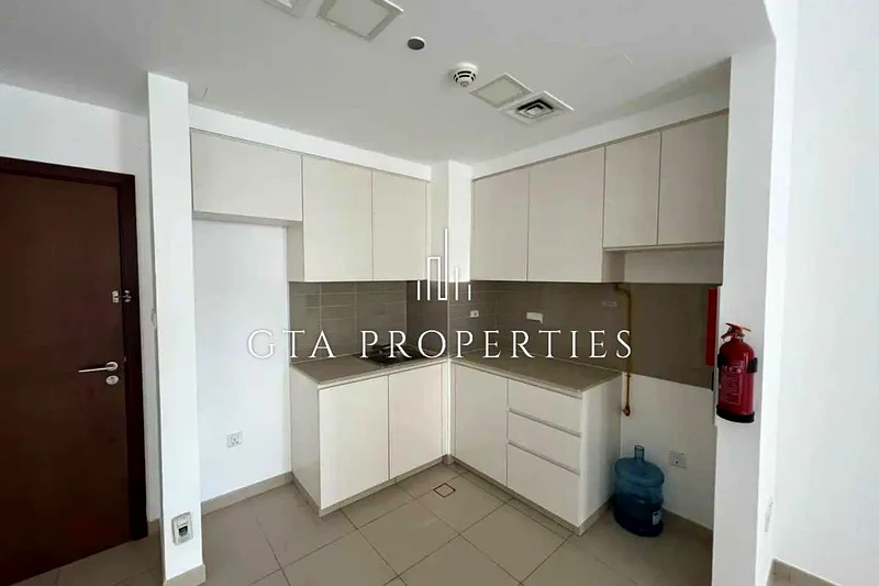 Bright and Airy | Low Floor | Close To Main Square63736994637187111