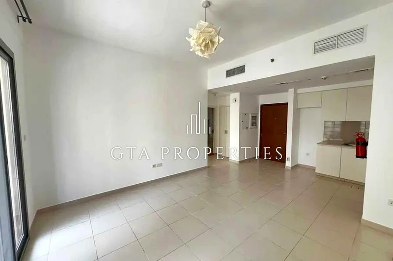 Bright and Airy | Low Floor | Close To Main Square63736994637187110