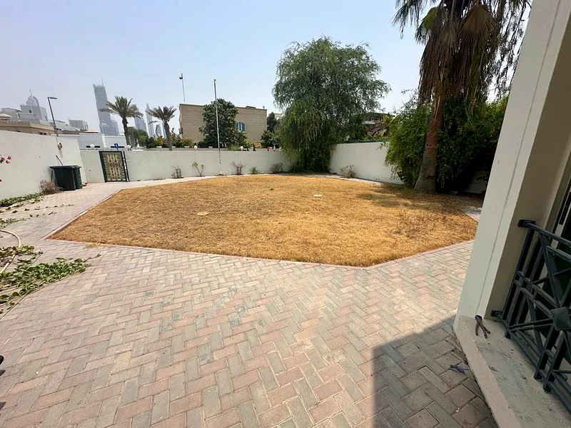 فيلا تجارية واسعة للإيجار64062481516417113