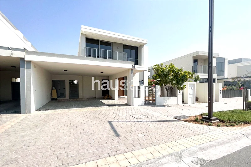Corner plot | Good location | Backing small park64046332836483111