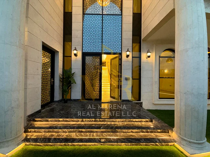 Own a classic villa on the corner of two streets, with a land area of ​​4,300 square feet, at a special price, negotiable. 5 master bedrooms and an ou63907927041025114