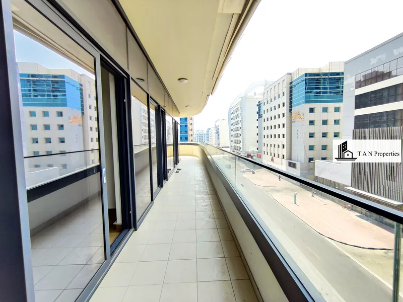 شقة واسعة مكونة من غرفتي نوم + غرفة خادمة || مطبخ مجهز بالكامل وشرفة كبيرة63767557325571111