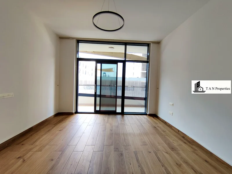 شقة واسعة مكونة من غرفتي نوم + غرفة خادمة || مطبخ مجهز بالكامل وشرفة كبيرة63767557325571113