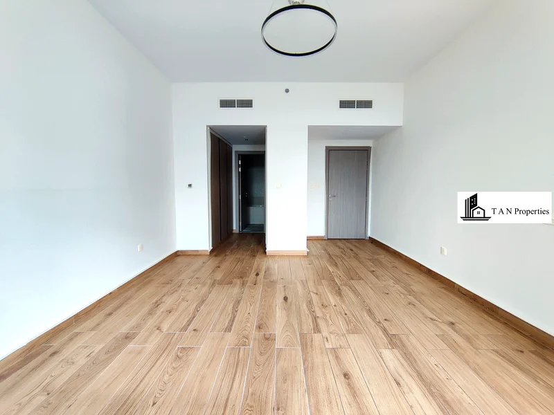 شقة واسعة مكونة من غرفتي نوم + غرفة خادمة || مطبخ مجهز بالكامل وشرفة كبيرة63767557325571112