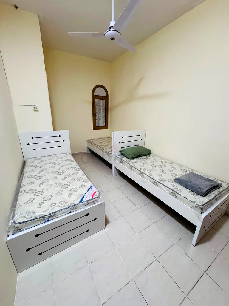مساحة سرير تنفيذية نظيفة في كلاستر إسبانيا، المدينة الدولية، في موقع متميز63624070611331112