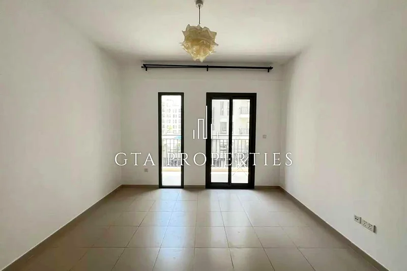 Bright and Airy | Low Floor | Close To Main Square63736994637187112