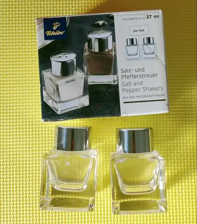 Salt/Pepper Shakers,glass. New