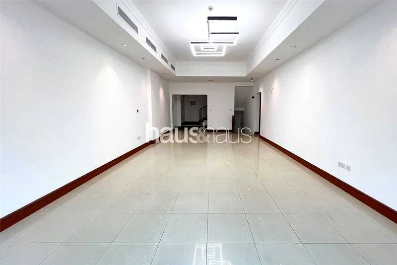 مرآب | غير مفروش | بجوار نخيل مول64007437966594112