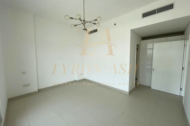 Burj Khalifa View | Spacious | Prime Location63800399163010111