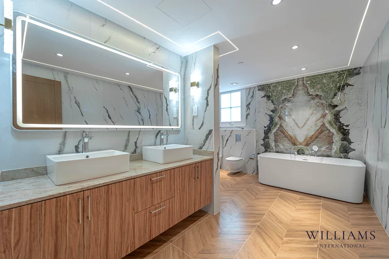 VACANT | FULLY UPGRADED | ICONIC VIEWS63752462913667111