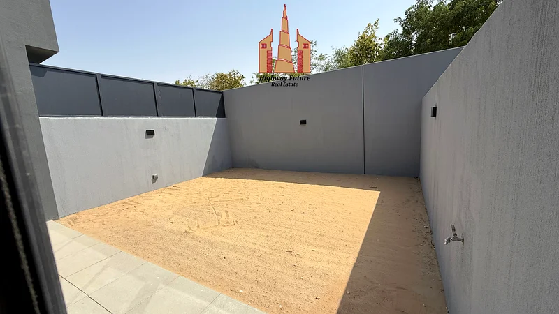 تاون هاوس أنيق مكون من غرفتي نوم مع خزانات غرفة الخادمة وموقف للسيارات في مسار63699333734786113