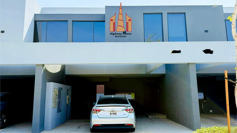 تاون هاوس أنيق مكون من غرفتي نوم مع خزانات غرفة الخادمة وموقف للسيارات في مسار63699333734786111