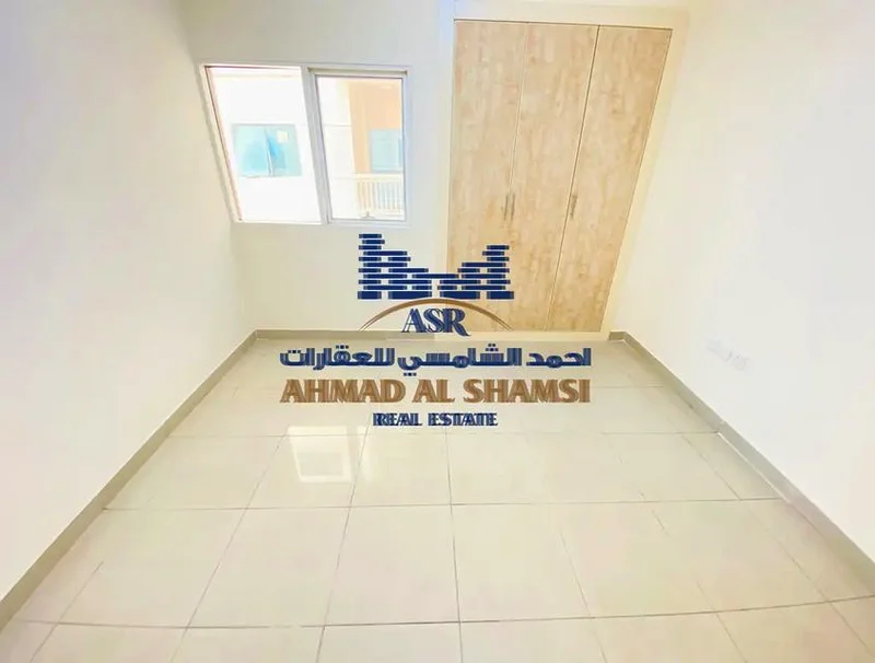 شقة 2 غرفة نوم || شرفة || خزائن ملابس || مقابل مول الصحراء || جاهزة للانتقال فورًا63707321613955110