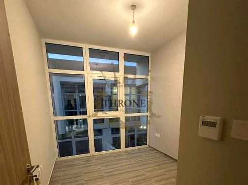 Near To Amenities | Vacant | Modern Style | RE-M Layout64005978985217112