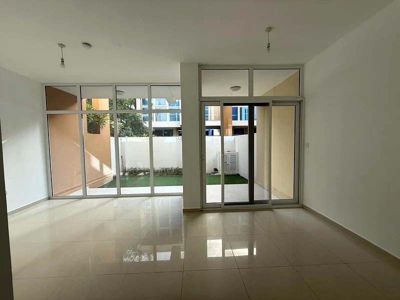 تاون هاوس حديث مكوّن من 3 غرف نوم في صف واحد للإيجار63741152438017111