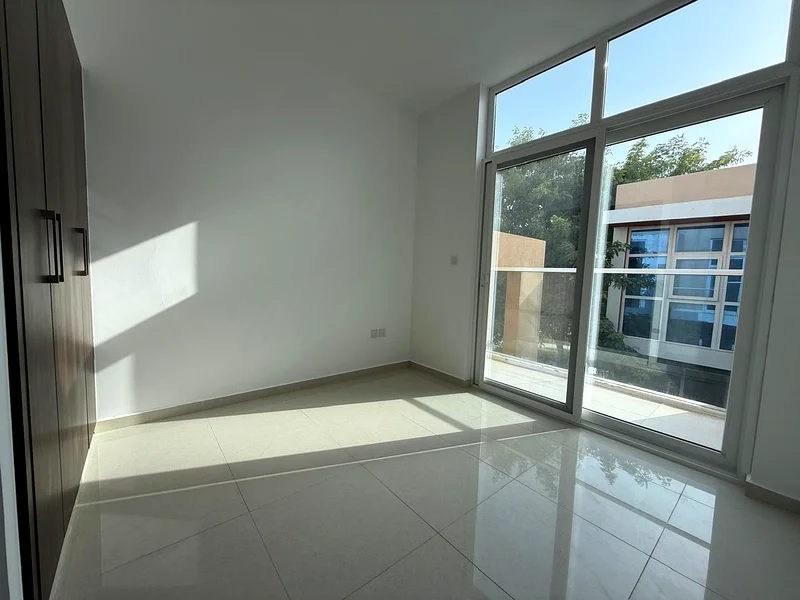 تاون هاوس حديث مكوّن من 3 غرف نوم في صف واحد للإيجار63741152438017113
