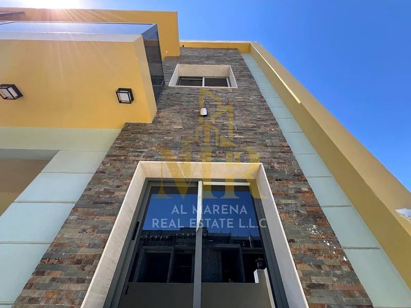 For sale, a modern villa with very luxurious finishing, including registration fees.63883359803650112