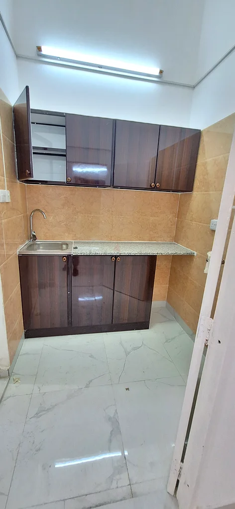 غرفة واسعة متوفرة للإيجار في منطقة بني ياس63796471679746113