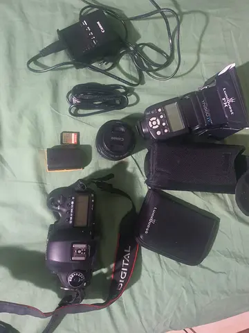 Canon EOS 5D Mark III - Professional DSLR Camera with 50mm lens and accessories for Sale