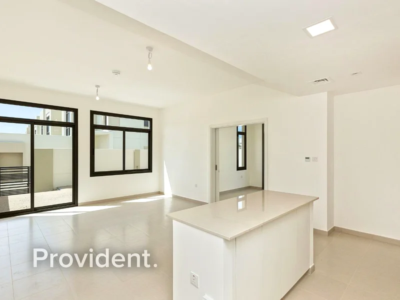 Vacant | Single Row | Biggest Plot63950996731649111