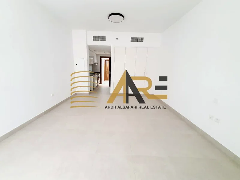 ستوديو واسع متاح مع أجهزة مطبخ في أريج 5 بواسطة أرادا63705668201858110