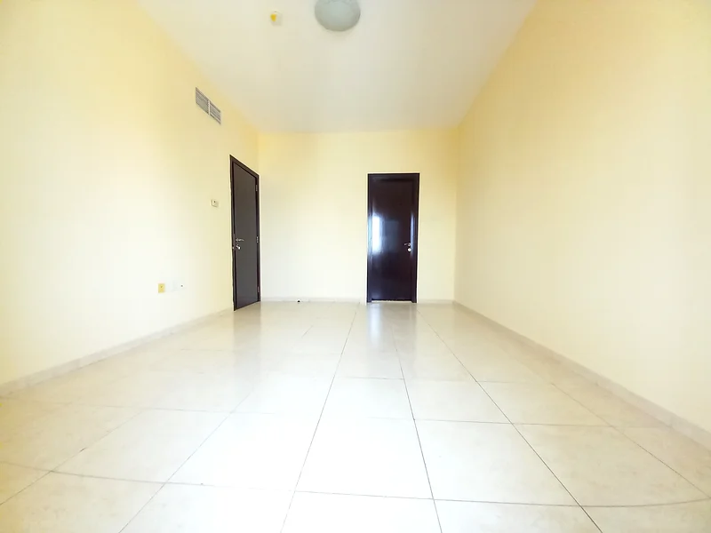 جاهز للانتقال " شقة من 3 غرف نوم / صالة ألعاب وحمام سباحة مجاني غرفة النوم الرئيسية بها شرفة " ثلاث حمامات ، قريب من ساهارا سنتر " قريب من القاعة ، فقط اتصل بي لعرض الشقة63707050010115113