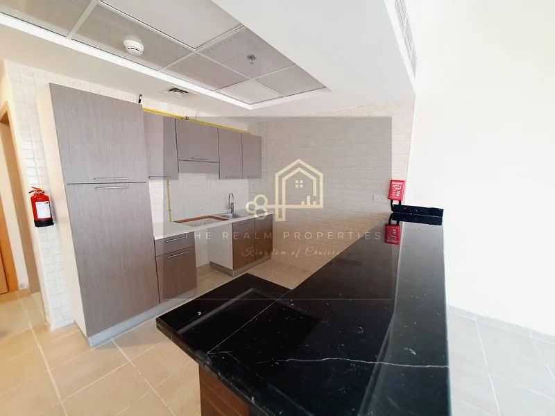 استوديو ضخم مع موقف سيارات في الطابق السفلي في مدينة موتور63727565476610113
