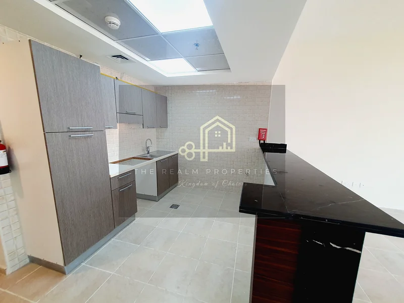 استوديو ضخم مع موقف سيارات في الطابق السفلي في مدينة موتور63727565476610114