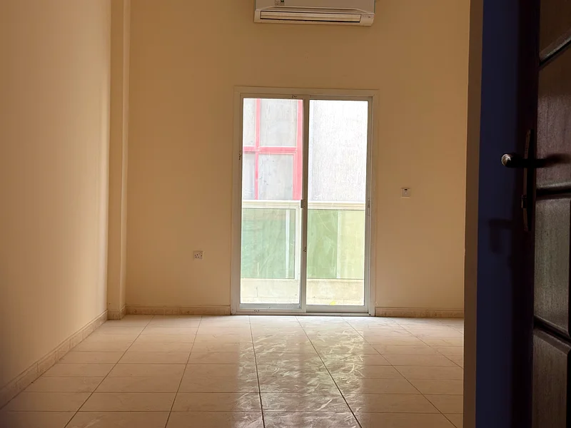 شقة واسعة وبسعر معقول بغرفة نوم واحدة وحمام واحد مع شرفة - موقع متميز!63711429247747111