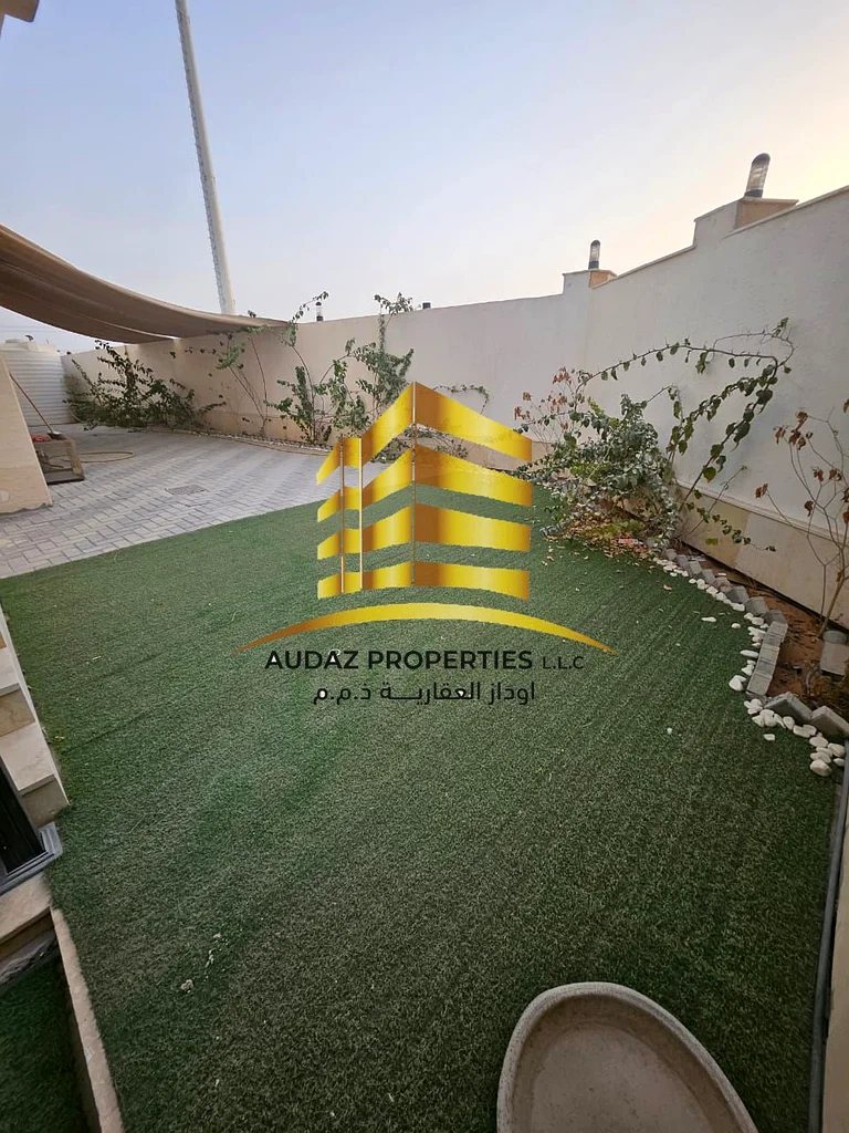 فيلا ركن فاخرة للإيجار – 5 غرف نوم رئيسية – موقع متميز في حي الياسمين63719964394755111