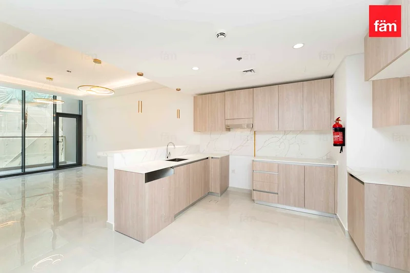 New | Spacious Unit | Steps Away from Circle Mall63787279001474112
