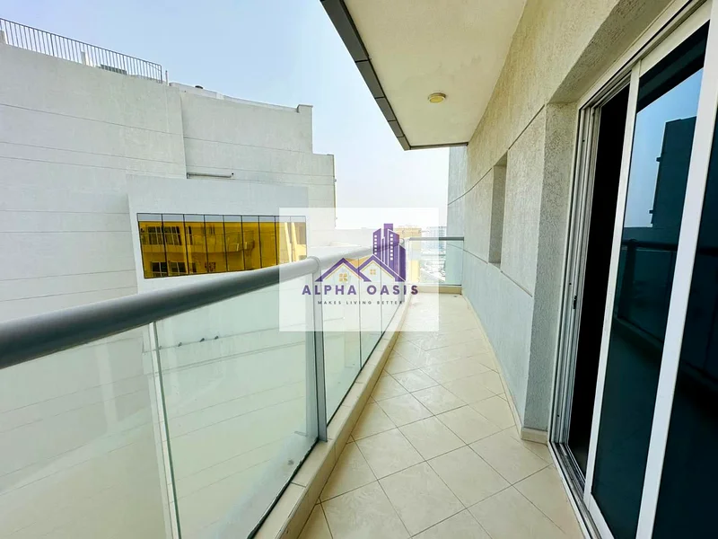 موقع متميز / شاغر / مطبخ شبه مغلق / حمامان63978364357635113