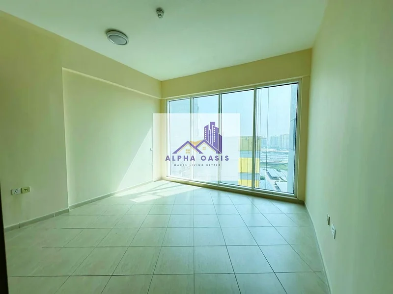 موقع متميز / شاغر / مطبخ شبه مغلق / حمامان63978364357635110