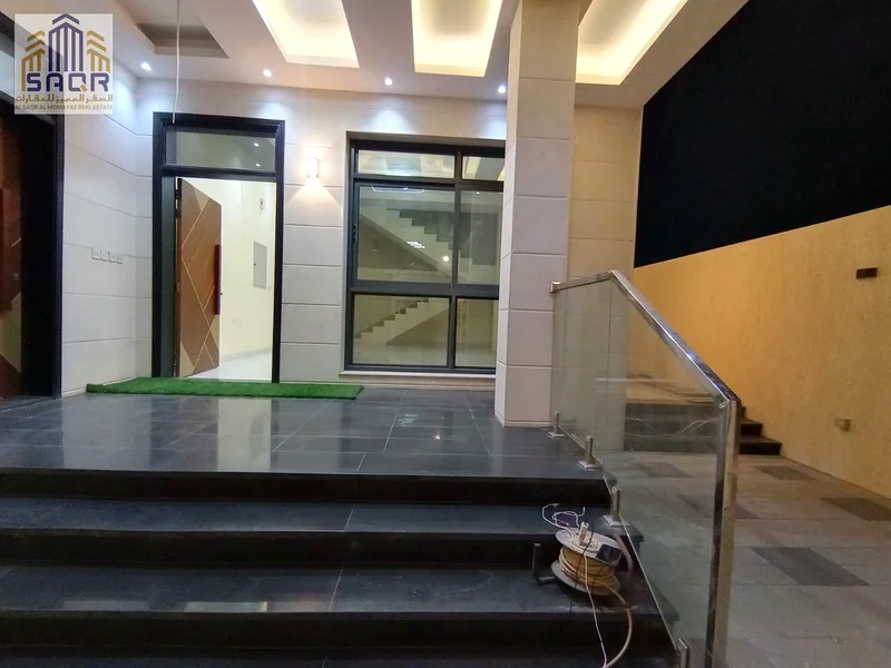 Two-story villa with a roof, 6 rooms / freehold / including fees / without service fees63913437980930111