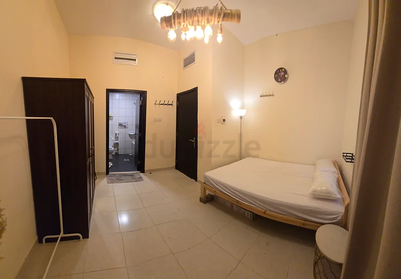 غرفة نوم رئيسية مفروشة بالكامل مع حمام داخلي متاحة في جرف-63796680803331114