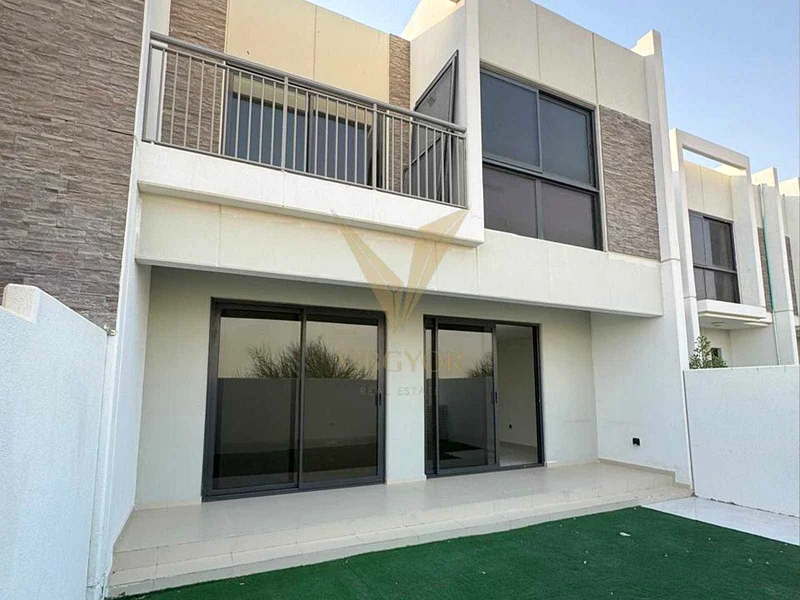 تاون هاوس حصري بـ 4 غرف نوم + غرفة خادمة | صف واحد63740770264707111