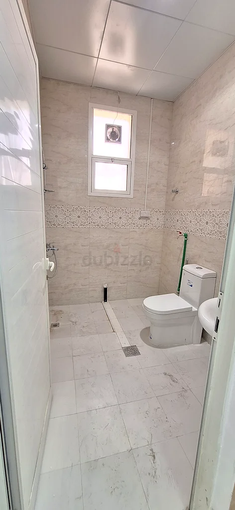 غرفة واسعة متوفرة للإيجار في منطقة بني ياس63796471679746114