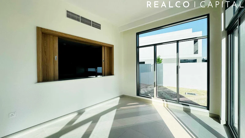 End Unit | Spacious layout | Ready to move63751682785539113