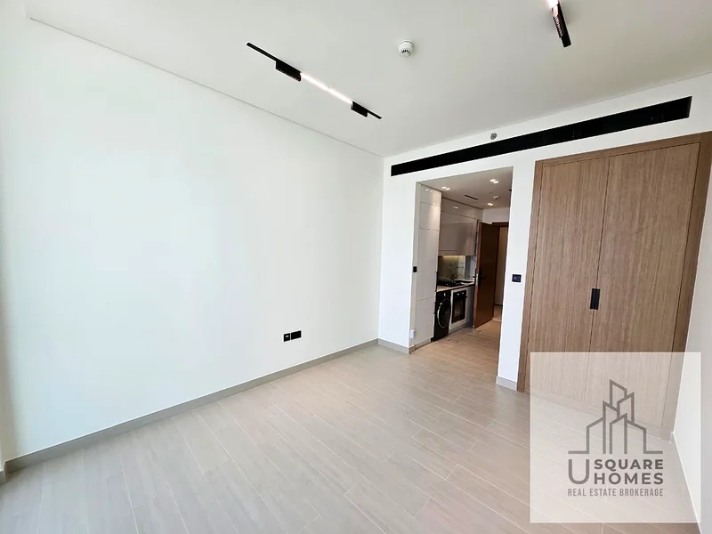 منتصف الطابق | جديد بالكامل | شرفة63785066912898111