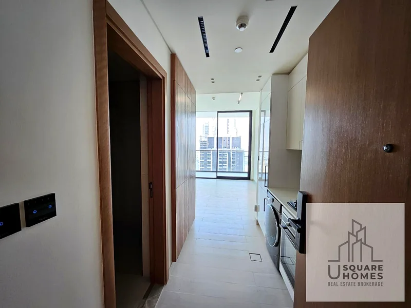 منتصف الطابق | جديد بالكامل | شرفة63785066912898110