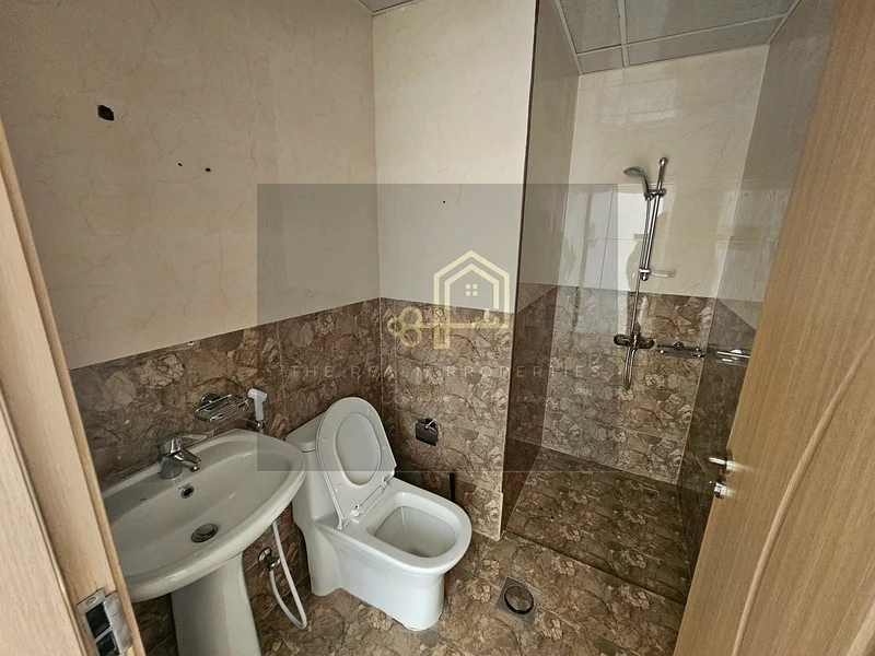 شقة كبيرة بغرفتي نوم مع موقفين للسيارات في الطابق السفلي - شرفة63727565492993114