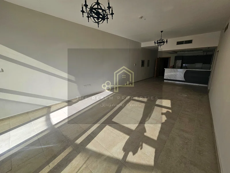 شقة كبيرة بغرفتي نوم مع موقفين للسيارات في الطابق السفلي - شرفة63727565492993111