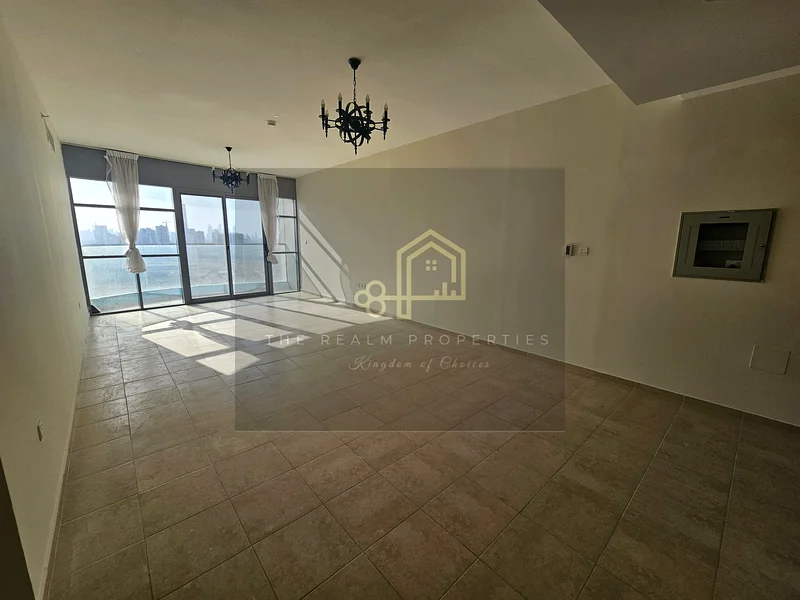 شقة كبيرة بغرفتي نوم مع موقفين للسيارات في الطابق السفلي - شرفة63727565492993110