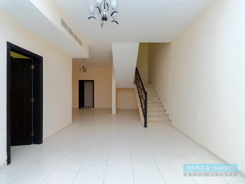 فيلا من 3 غرف نوم + خادمة للإيجار - غير مفروشة في منطقة خزام63814761846403113