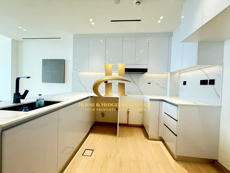 منظر على المارينا | طابق عالٍ | شاغر63779603067011111