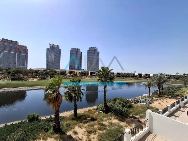 فيلا مستقلة للبيع بواجهة نافورة وقرب ملعب جولف مع غرفة خدم/سائق بمساحة 8 غرف نوم63971678812035110
