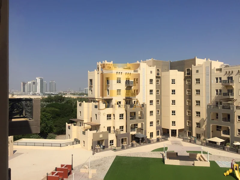 شقة كبيرة في الطابق العالي بدورة داخلية قريبة من المسبح63808971795714113
