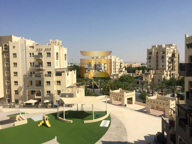 شقة كبيرة في الطابق العالي بدورة داخلية قريبة من المسبح63808971795714110