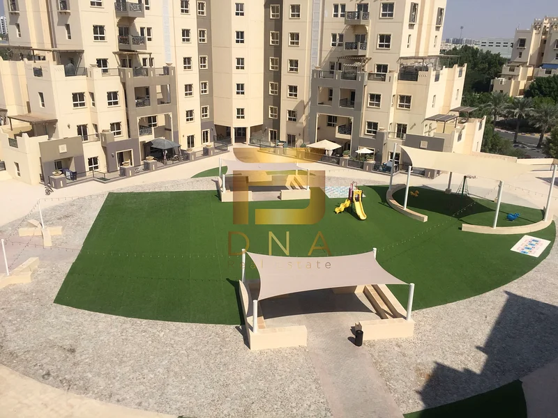 شقة كبيرة في الطابق العالي بدورة داخلية قريبة من المسبح63808971795714111