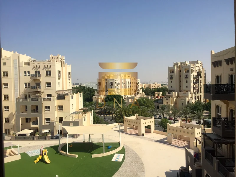 شقة كبيرة في الطابق العالي بدورة داخلية قريبة من المسبح63808971795714112